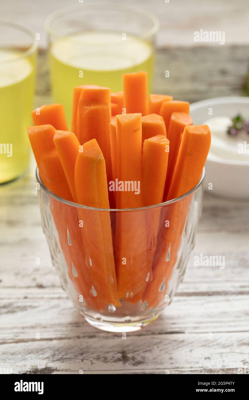 Bastoncini freschi di carote crude sana come uno spuntino Foto Stock