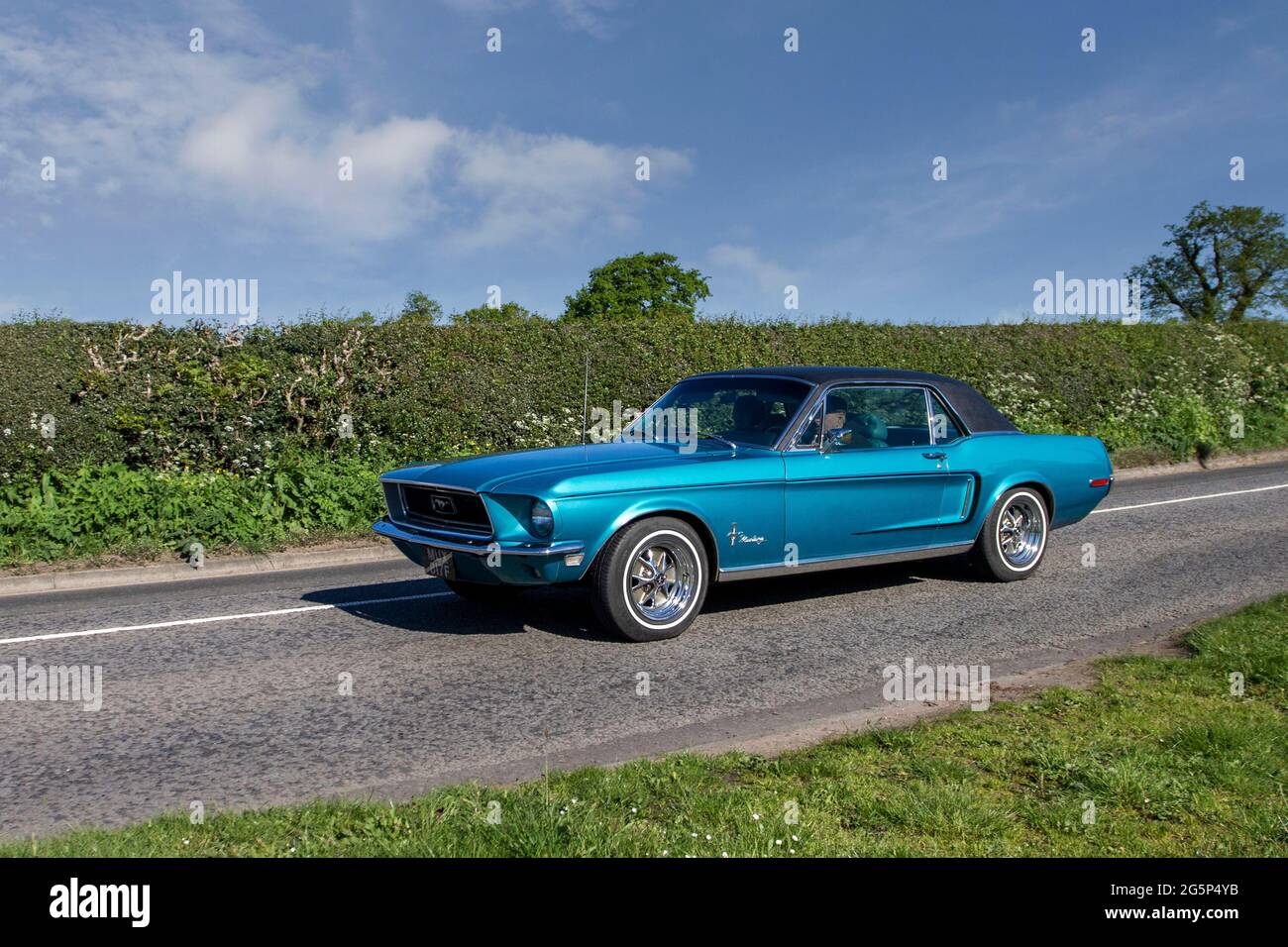 1968 60s blu americano Ford Mustang 4700 cc benzina 2DR cabrio, in rotta per Capesthorne Hall classico maggio car show, Cheshire, UK Foto Stock