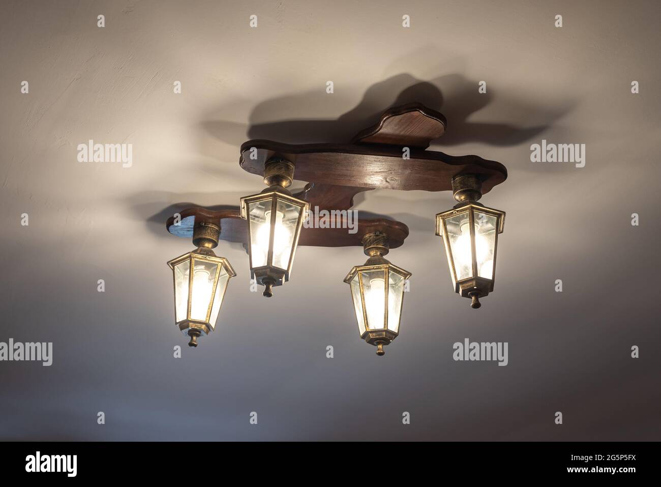 Una lustra vintage con lanterne decorative pende sul soffitto Foto Stock