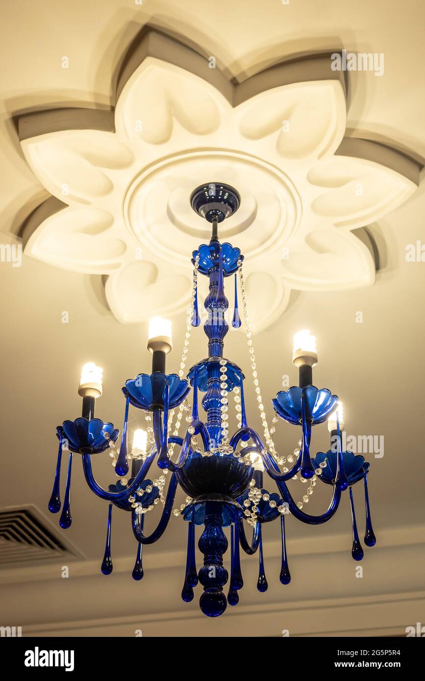 Incredibile lucentezza blu sul soffitto con fiori decorativi Foto Stock