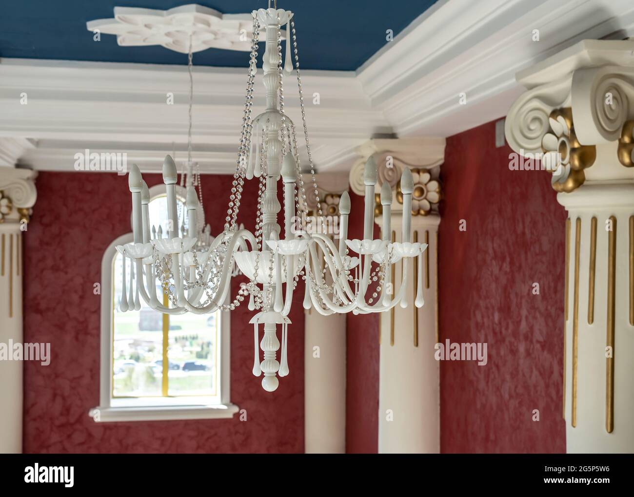 Meraviglioso lampadario con perline sul soffitto blu nella hall Foto Stock