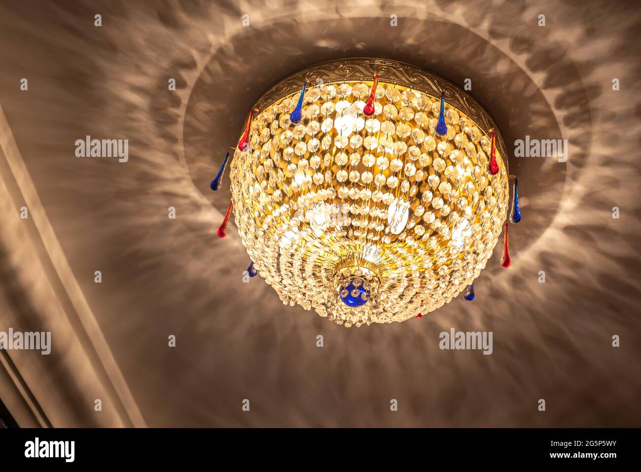 Meravigliosa lucentezza rotonda con perline di vetro sul soffitto Foto Stock