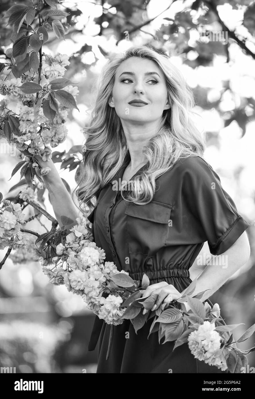 Buon giorno di primavera. Aroma floreale. Motivi per cui i fiori rendono sempre felici le donne. Profumi e cosmetici. Simbolo della molla. Ragazza godere sakura in giardino. Riposo Foto Stock