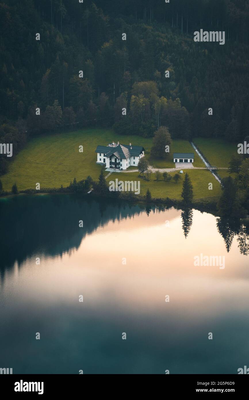 VORDERER LANGBATHSEE, AUSTRIA - 14 giugno 2021: Casa sul lago Vorderer Langbathsee in Austria durante il tramonto. Foto Stock