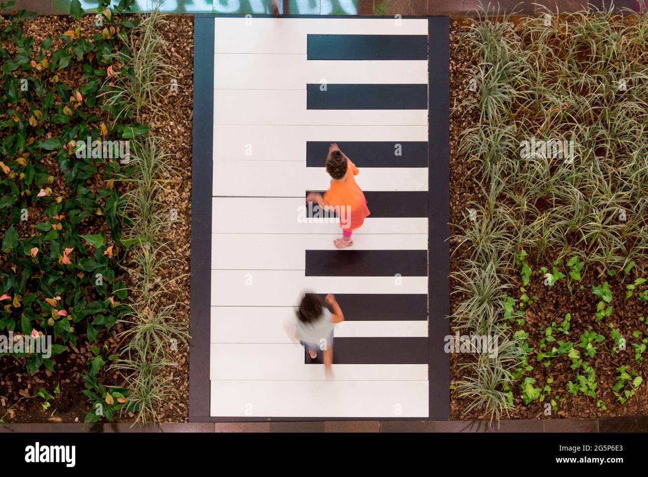 i clienti in un centro commerciale si divertono, camminano intorno e fanno shopping. Foto Stock