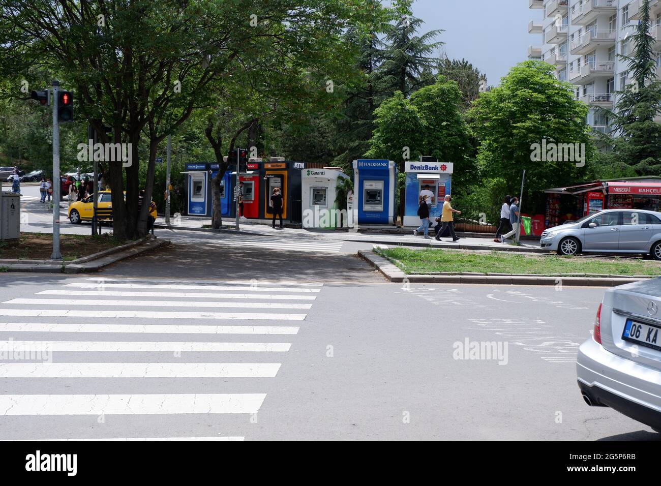 Bancomat di molte banche turche diverse a bordo strada in un giorno regolare Ankara Cankaya Foto Stock