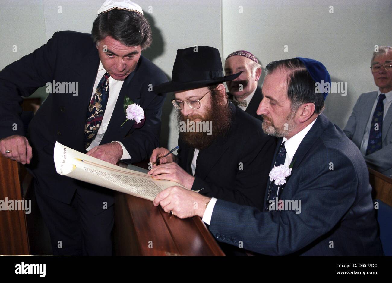 Una coppia ebrea matura si sposa sotto il chupah in un sinagogoue di Birmingham Foto Stock