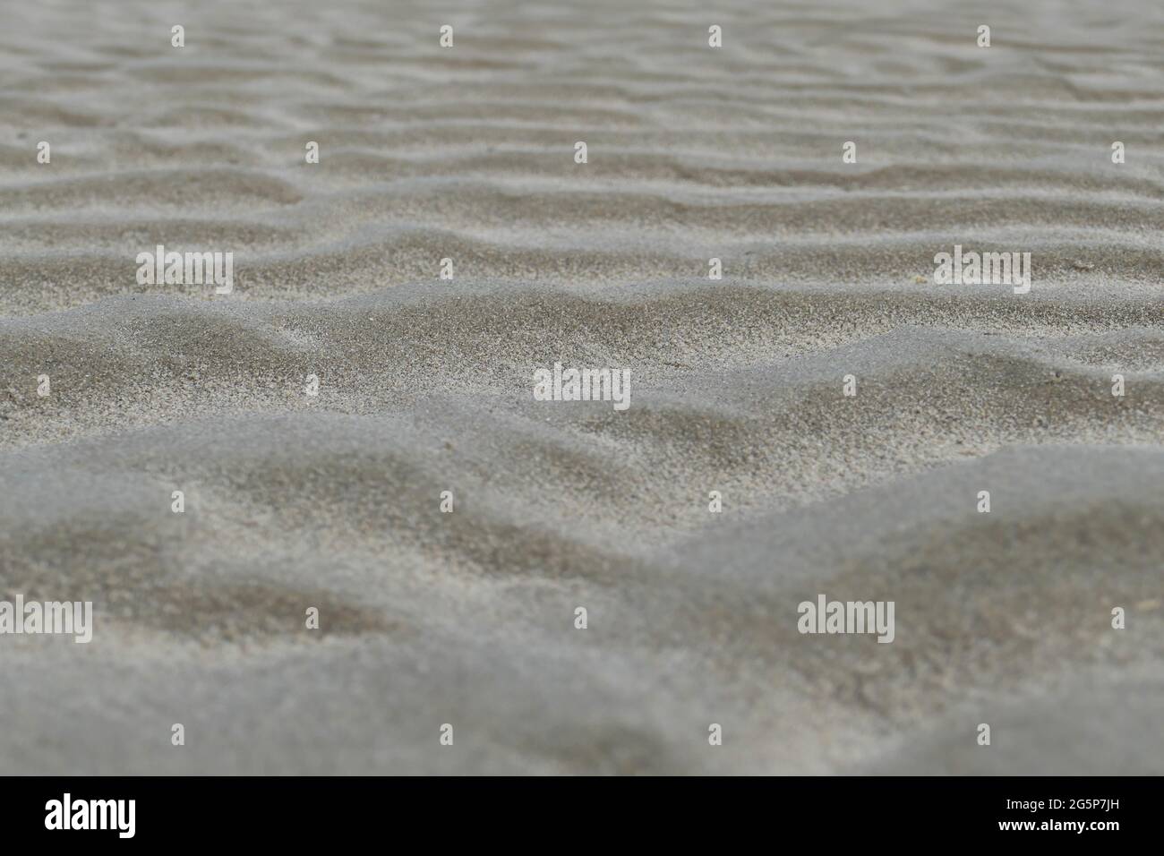 Increspature nella sabbia sulla spiaggia causate da onde e maree Foto Stock