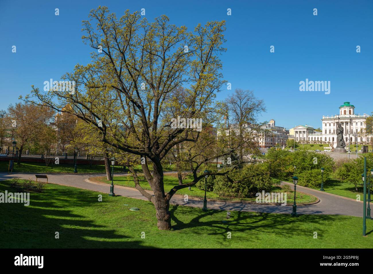 Vista del giardino Aleksandrovsky - un parco nel quartiere Tverskoy di Mosca, situato lungo le mura occidentali del Cremlino, che si estende dalla Rivoluzione Squa Foto Stock