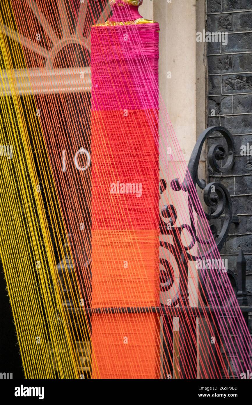 Londra, Regno Unito. 29 Giugno 2021. LGBT decorazione porta di 10 Downing Street Londra UK Credit: Ian Davidson/Alamy Live News Foto Stock