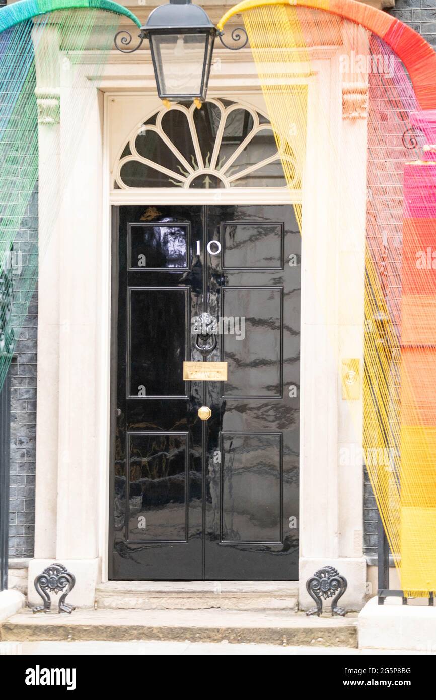 Londra, Regno Unito. 29 Giugno 2021. LGBT decorazione porta di 10 Downing Street Londra UK Credit: Ian Davidson/Alamy Live News Foto Stock