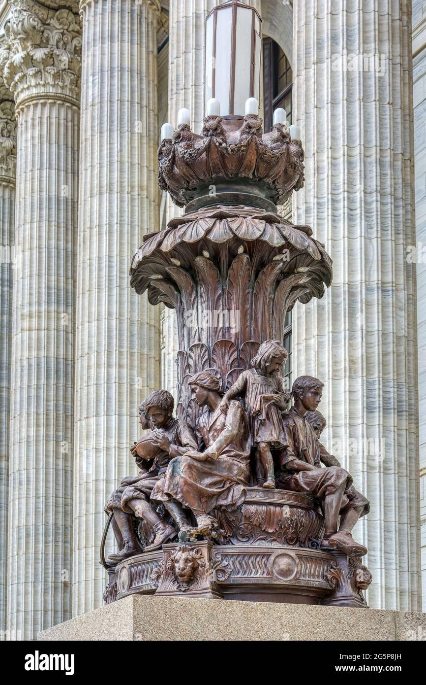 Le sculture del New York state Education Building di Charles Keck fiancheggiano i gradini di fronte al colonnato di un isolato. Foto Stock