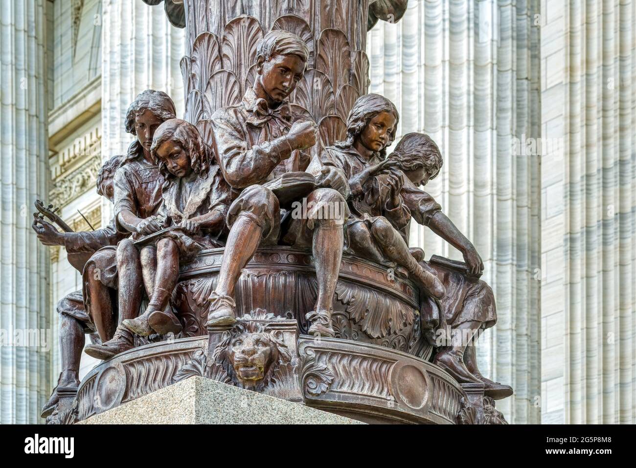 Le sculture del New York state Education Building di Charles Keck fiancheggiano i gradini di fronte al colonnato di un isolato. Foto Stock