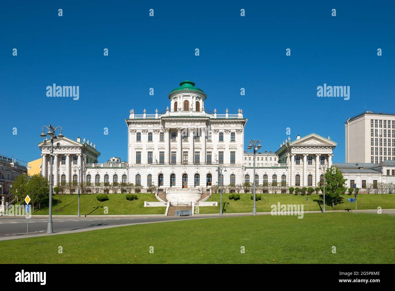 Mosca, Russia - 10 maggio 2021: La Casa di Pashkov è uno degli edifici classicisti più famosi di Mosca, ora la Biblioteca di Stato Russa. Progettato da V. Foto Stock