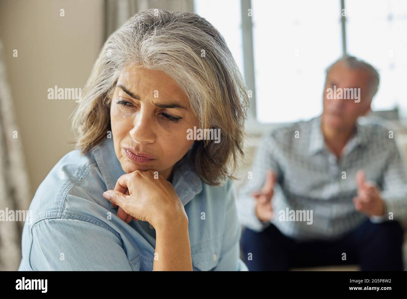 Coppia matura avente argomento a casa Foto Stock
