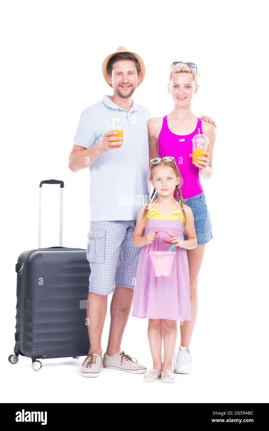 Verticale full length studio ritratto di famiglia con un bambino che indossa abiti estivi pronti a viaggiare in vacanza, sfondo bianco Foto Stock