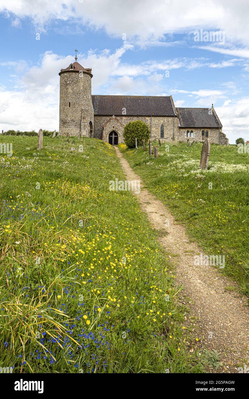 Primavera alla chiesa di St Andrews risalente al periodo normanno nel villaggio di Little Snoring, Norfolk UK Foto Stock