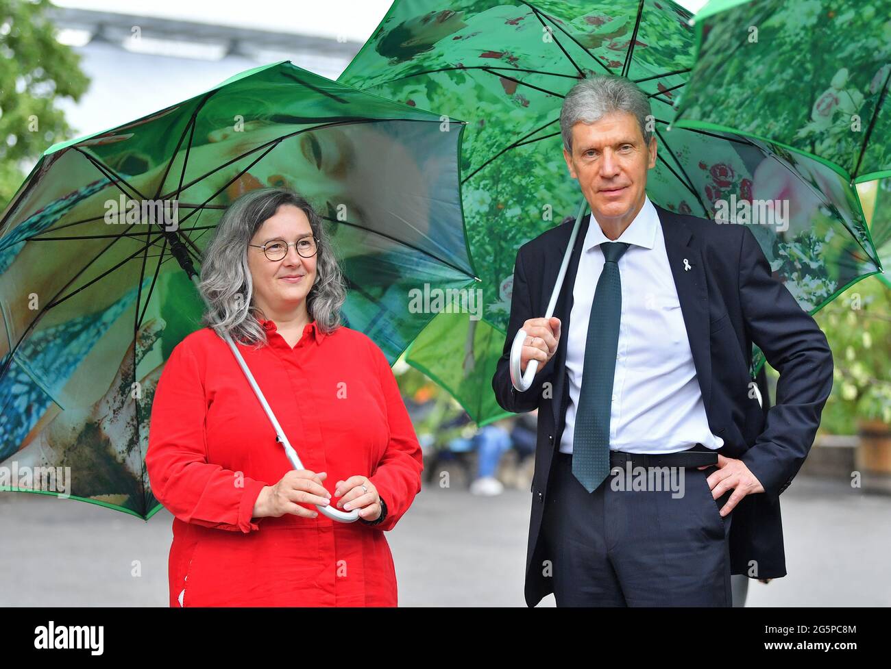 Erfurt, Germania. 29 Giugno 2021. Heike Werner (Die Linke), ministro degli Affari sociali della Turingia, e Helmut Holter (Die Linke), ministro dell'Istruzione della Turingia, hanno fatto una tournée presso la sede dell'esposizione orticola federale di egapark. Il governo dello stato della Turingia ha spostato la riunione del suo gabinetto al sito di BUGA per scoprire circa la riprogettazione dello storico egapark per l'evento principale e la risposta dei visitatori finora. Credit: Martin Schutt/dpa-Zentralbild/dpa/Alamy Live News Foto Stock