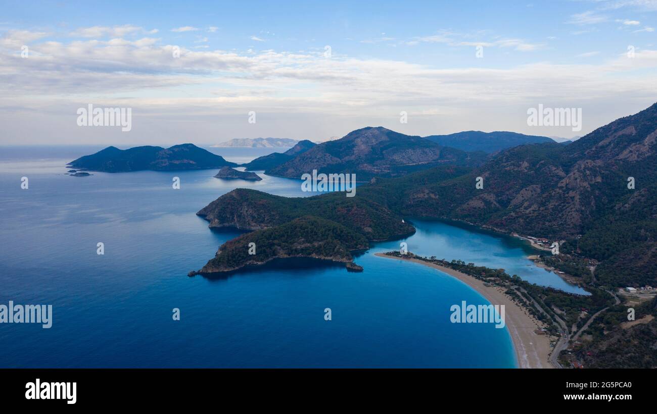 Una grande foto panoramica da Fethiye, dove la natura e il mare si intrecciano. A causa del suo clima caldo e aria fresca, è stato un importante de Foto Stock