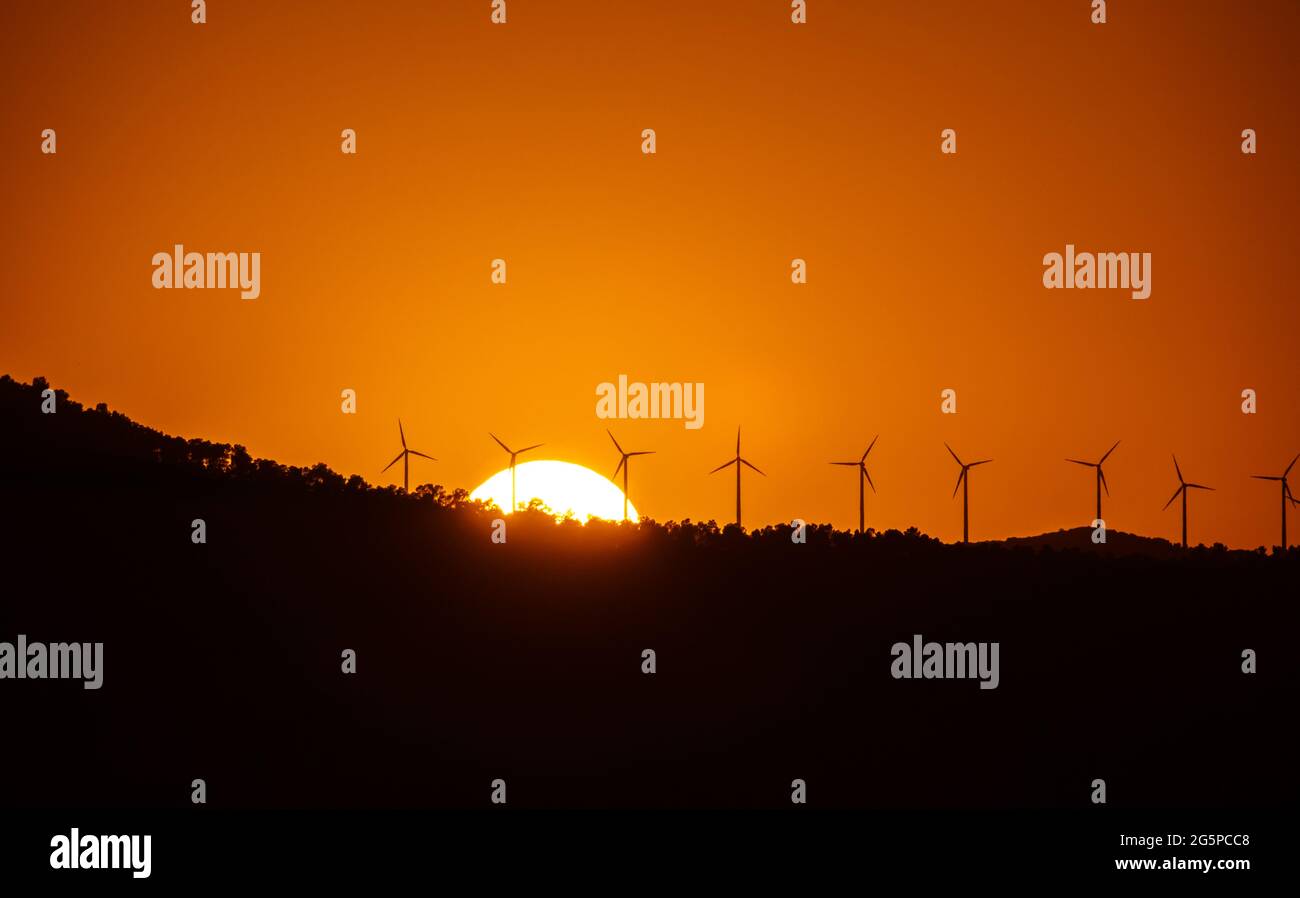 Mulino fattoria energie rinnovabili eolico ambiente sostenibile economia lungo colpo skyline tramonto energia solare Foto Stock