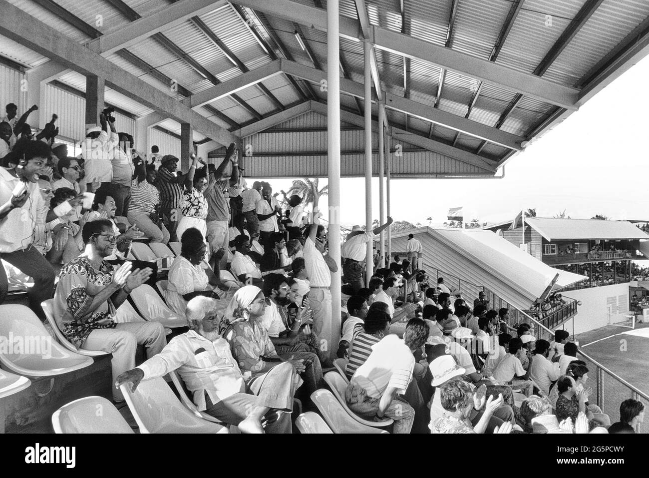 La folla applaude la cattura di un wicket indiano al 1 ° ODI. Un giorno internazionale. West Indies V India al vecchio Kensington Oval, Bridgetown, Barbados. 7 marzo 1989 Foto Stock
