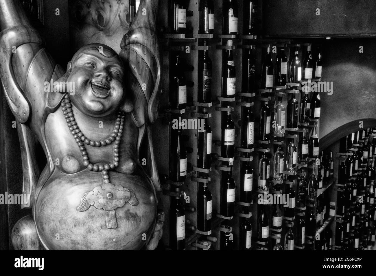 Una statuetta di Budai, in piedi con armi sollevate, SA Cova, enoteca, Valldemossa, regione Comarca, Serra de Tramuntana, Maiorca, Isole Baleari, Spagna Foto Stock