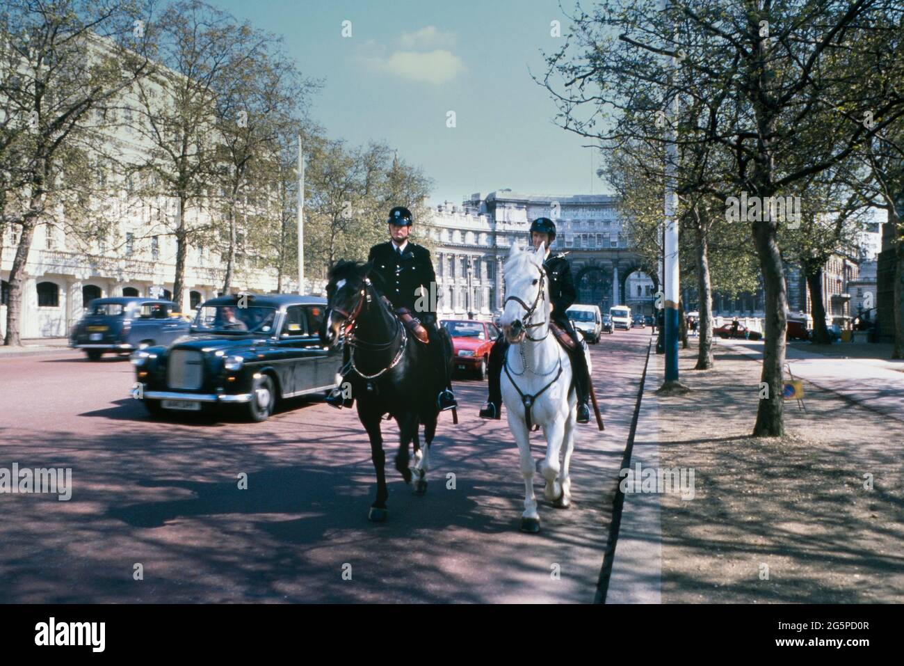 Poliziotti montati lungo il Mall, Londra, Inghilterra, UK.Circa anni 80 Foto Stock