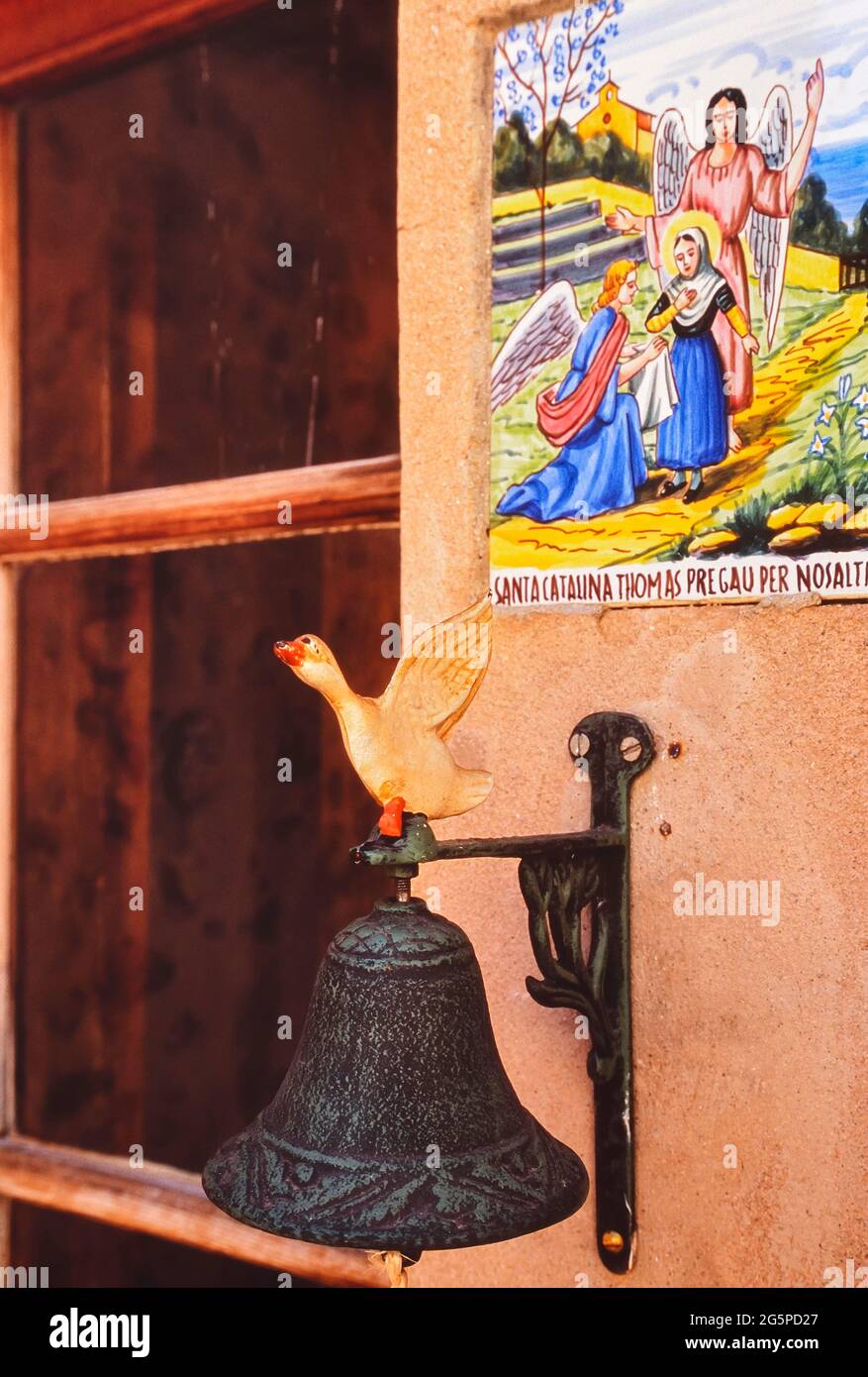 Piastrelle di ceramica con Santa Catalina su una parete a Valldemossa, Regione Comarca, Serra de Tramuntana, Maiorca, Isole Baleari, Spagna Foto Stock