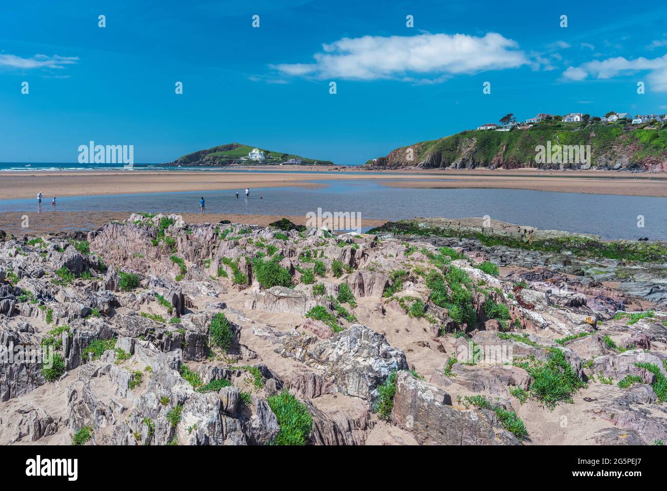 Scogliere e rocce presso la spiaggia di Bantham, Kingsbridge, Devon, Inghilterra Foto Stock