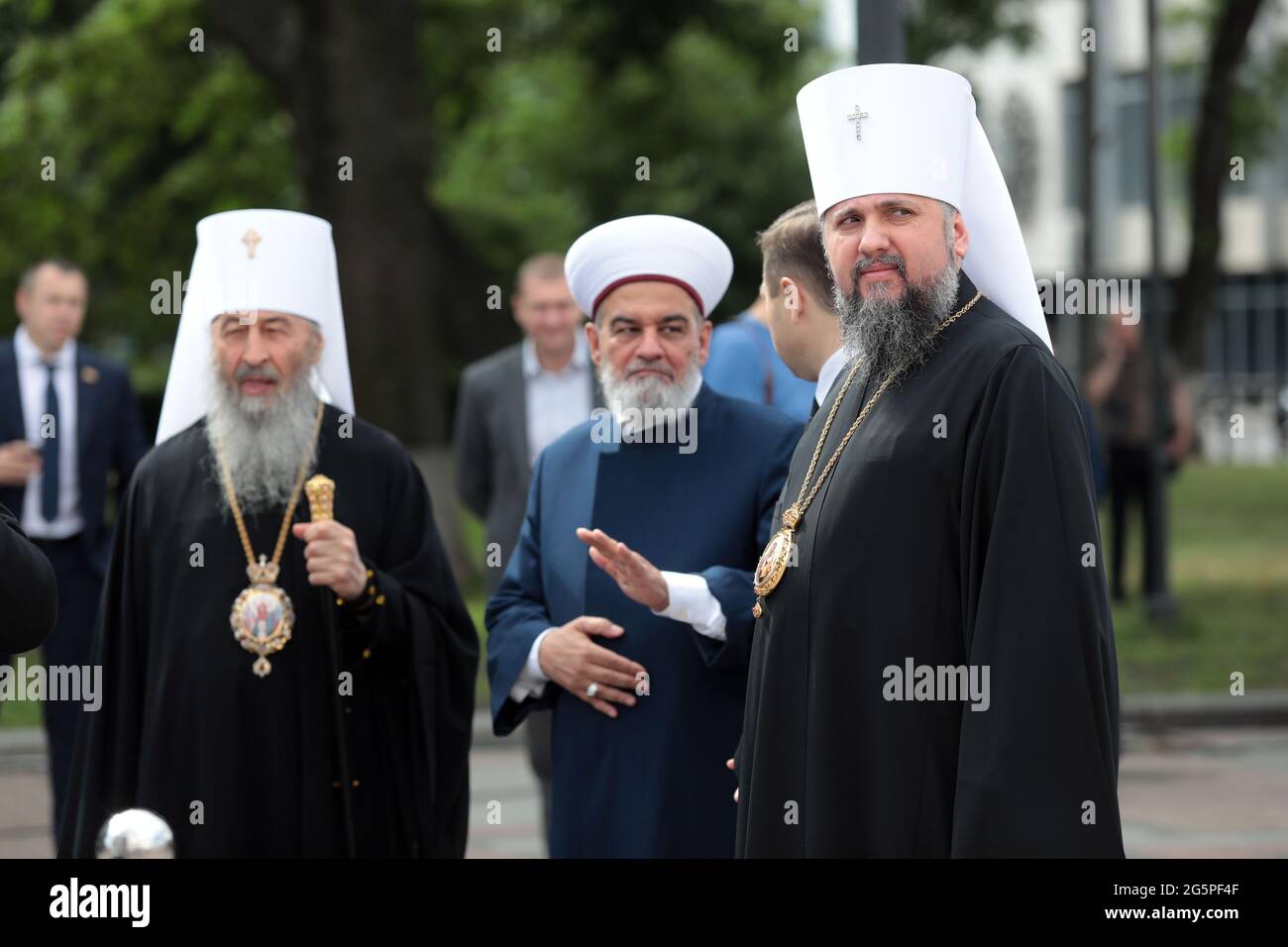 KIEV, UCRAINA - 28 GIUGNO 2021 - Primate della Chiesa Ortodossa di Ucraina, Metropolita di Kyiv e Ucraina Epifanii (R) e altri capi religiosi a Foto Stock