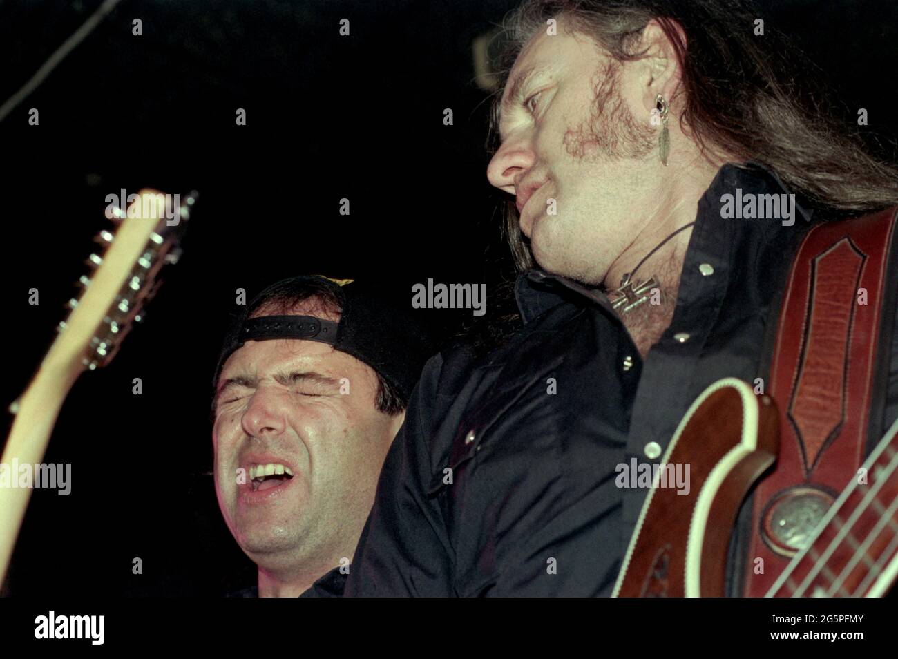 Italia Milano 1997-27-02: Concerto dal vivo al Rainbow Club del Motorhead , il cantante, bassista Lemmy Kilmister e il chitarrista Phil Campbell durante il concerto Foto Stock