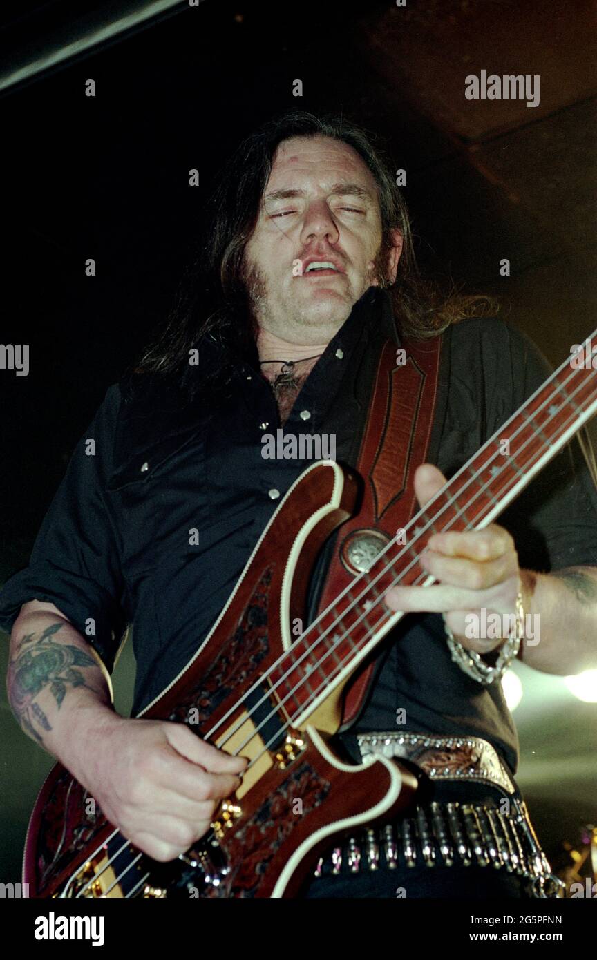 Italia Milano 1997-27-02: Concerto dal vivo al Rainbow Club del Motorhead , cantante, bassista e leader storico Lemmy Kilmister durante il concerto Foto Stock