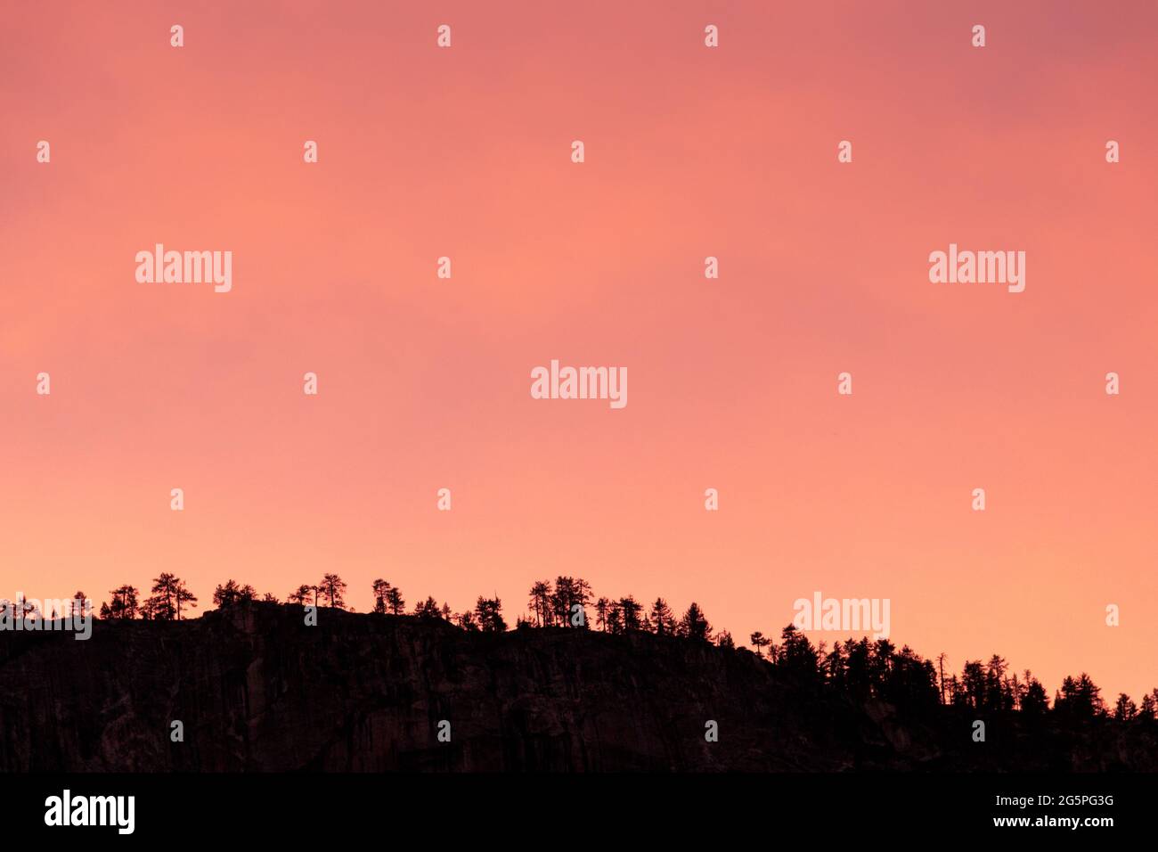 Silhouette di montagne rocciose sotto il cielo rosa Foto Stock