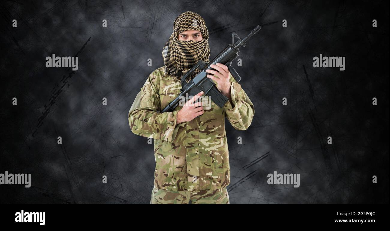 Composizione di un soldato maschio che indossa il keffiyeh, tenente la pistola, contro il fumo sul nero Foto Stock