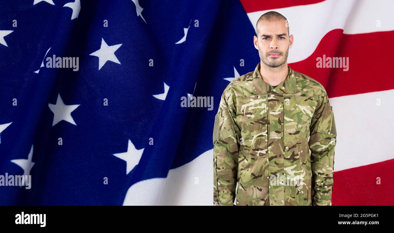 Composizione di un soldato maschile in piedi all'attenzione, contro la bandiera americana Foto Stock