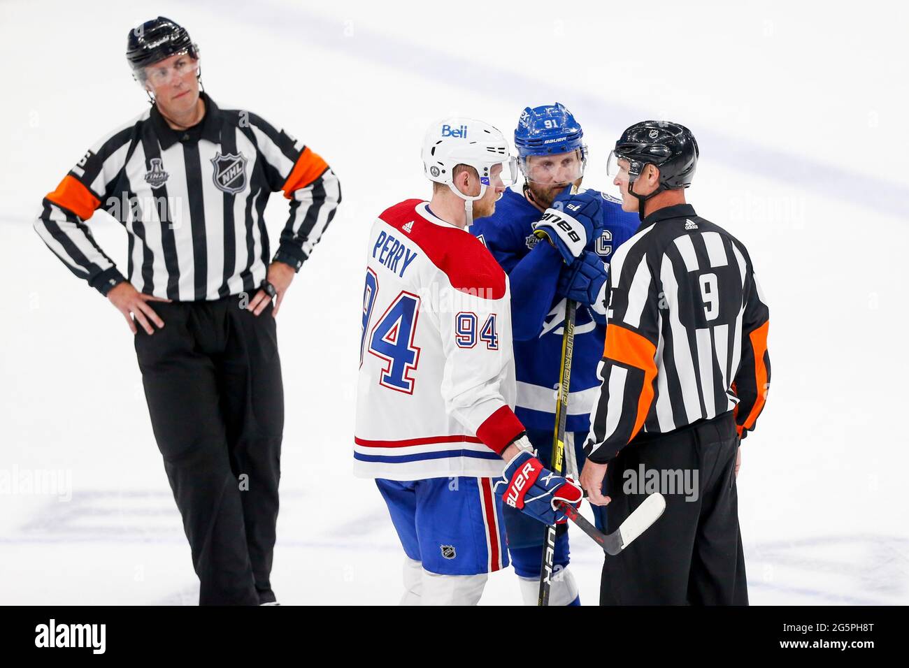 Montreal Canadiens ala destra Corey Perry (94) e Tampa Bay Lightning Center Steven Stamkos (91) parlano con un arbitro nel terzo periodo durante il gioco 1 delle finali della Stanley Cup all'Amalie Arena di Tampa lunedì 28 giugno 2021. (Foto di Ivy Ceballo/Tampa Bay Times/TNS/Sipa USA) Foto Stock