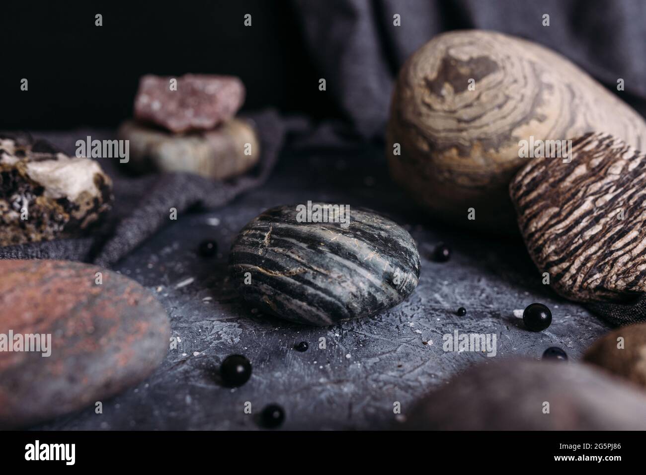 Posto per il vostro prodotto sulla pietra su un tavolo della strega in un'atmosfera scura. Derisione. Foto Stock