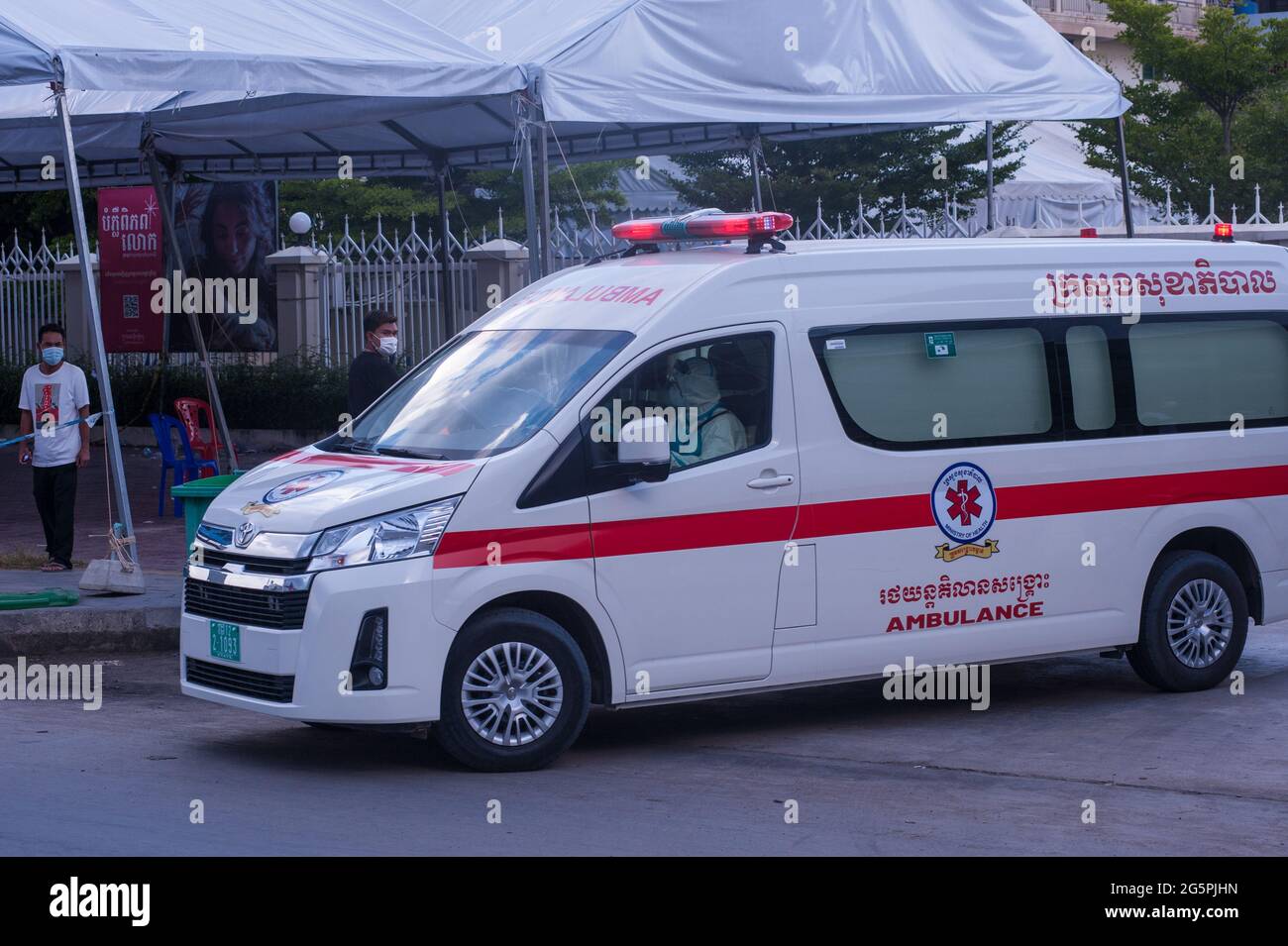 Phnom Penh, Cambogia. 29 giugno 2021. Per 4 mesi Phnom Penh ha combattuto un COVID - 19 di picco. Un'ambulanza, con due EMT in PPE pieno, lascia un luogo di prova di massa con un paziente positivo del coronavirus. Credit: Kraig Lieb / Alamy Live News Foto Stock