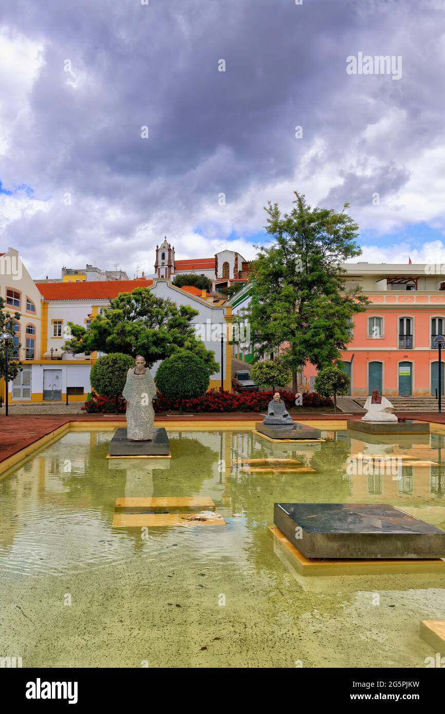 Piazza al Muthamid con fontane e sculture moderne, Silves, Algarve, Portogallo Foto Stock