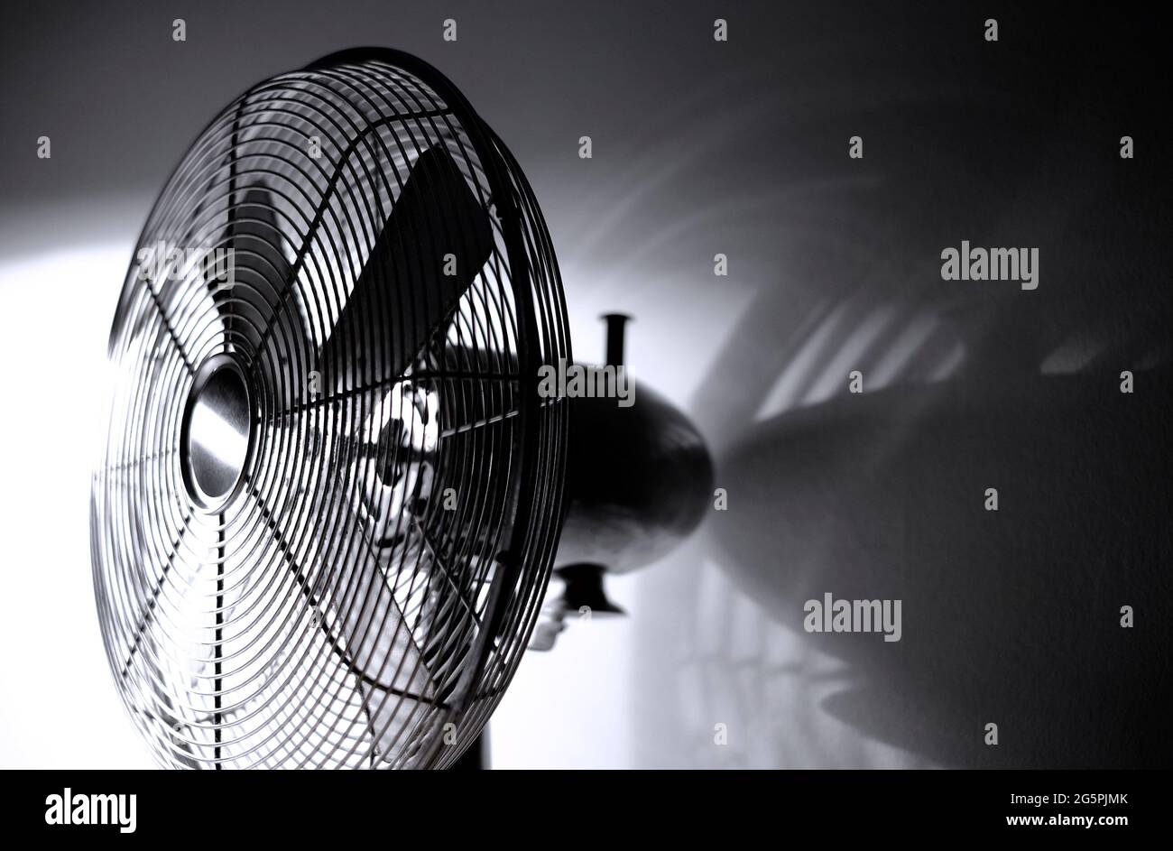 vecchio ventilatore elettrico di stile tradizionale negli interni domestici Foto Stock