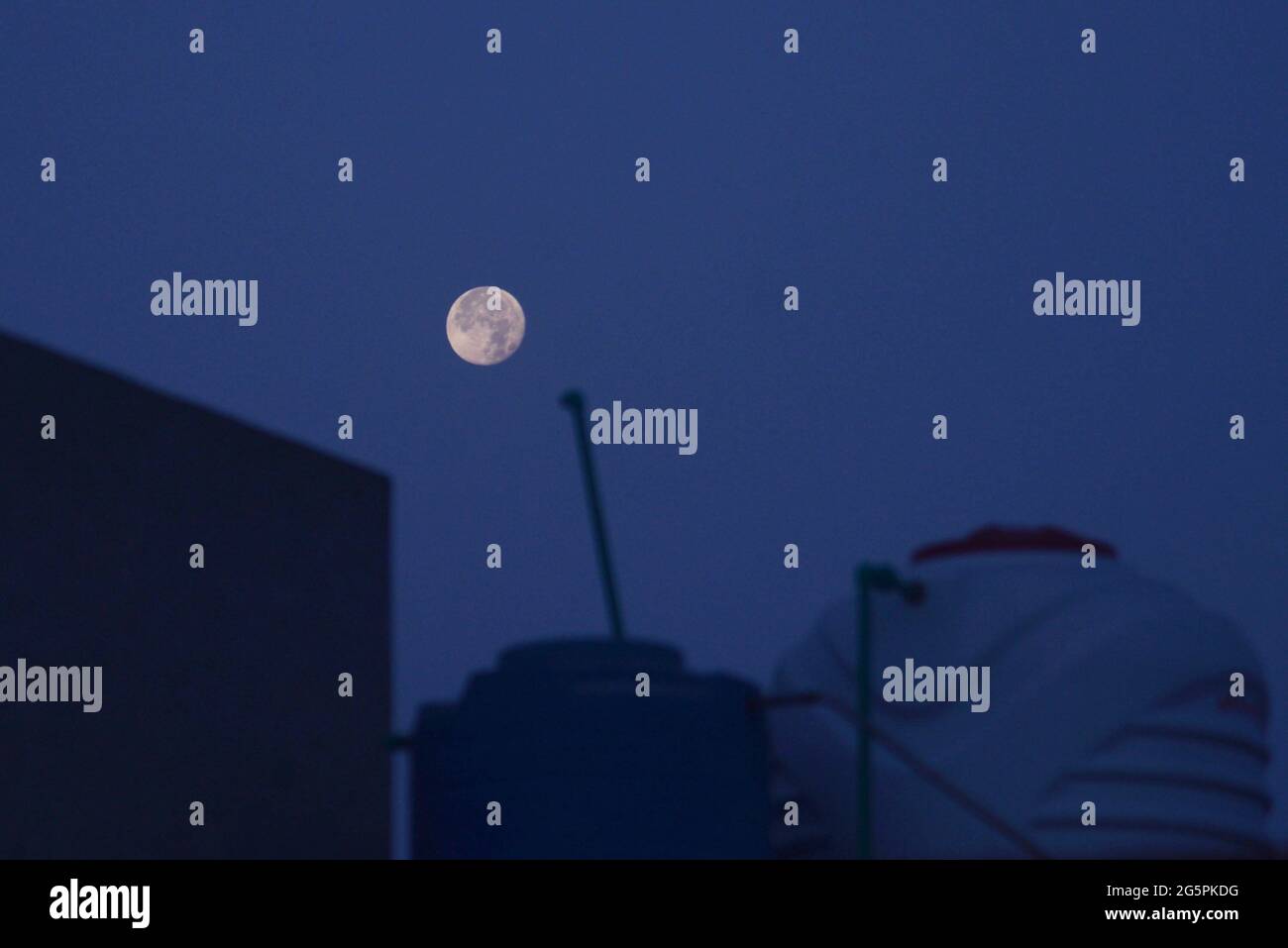 Lahore, Pakistan. 26 Giugno 2021. (6/26/2021) una visione dell'ultima Luna Super, luna fragola dell'anno 2021 su cielo a Lahore. L'ultima superluna del 2021, la luna piena di fragole, sorgerà oggi e sarà visibile a Lahore. Secondo l'esperto astrologico Dr Javed Iqbal, la luna sarà più vicina alla terra del solito e così, apparirà più grande, così il termine 'Luna più grande'. La luna piena di fragole apparirà più luminosa alle 11:39, ha detto l'esperto. (Foto di Rana Sajid Hussain/Pacific Press/Sipa USA) Credit: Sipa USA/Alamy Live News Foto Stock