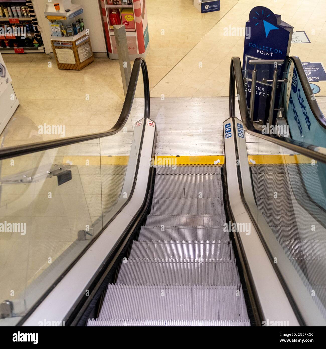 Kingston London UK, giugno 29 2021, Escalators vuoto guardando giù con Nessun popolo all'interno DI un grande magazzino Foto Stock