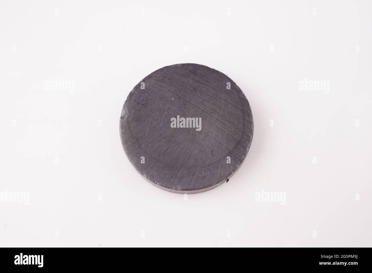magnete rotondo nero su sfondo bianco Foto Stock