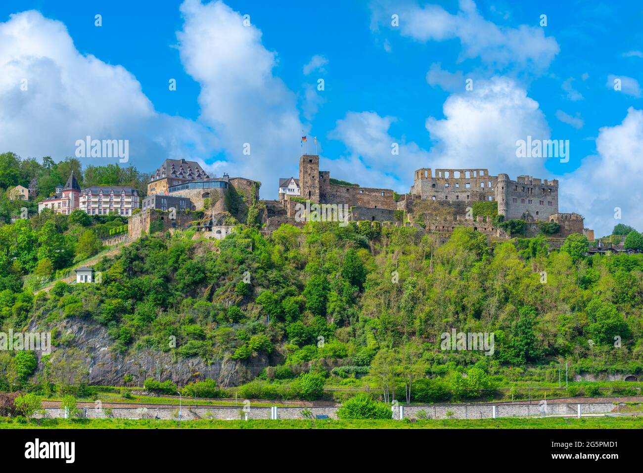 Possente fortezza medievale Rheinfels Castello presso il percorso del castello sul Reno a San Goar, alta Valle del Medio Reno, Patrimonio Mondiale dell'UNESCO, Germania Foto Stock