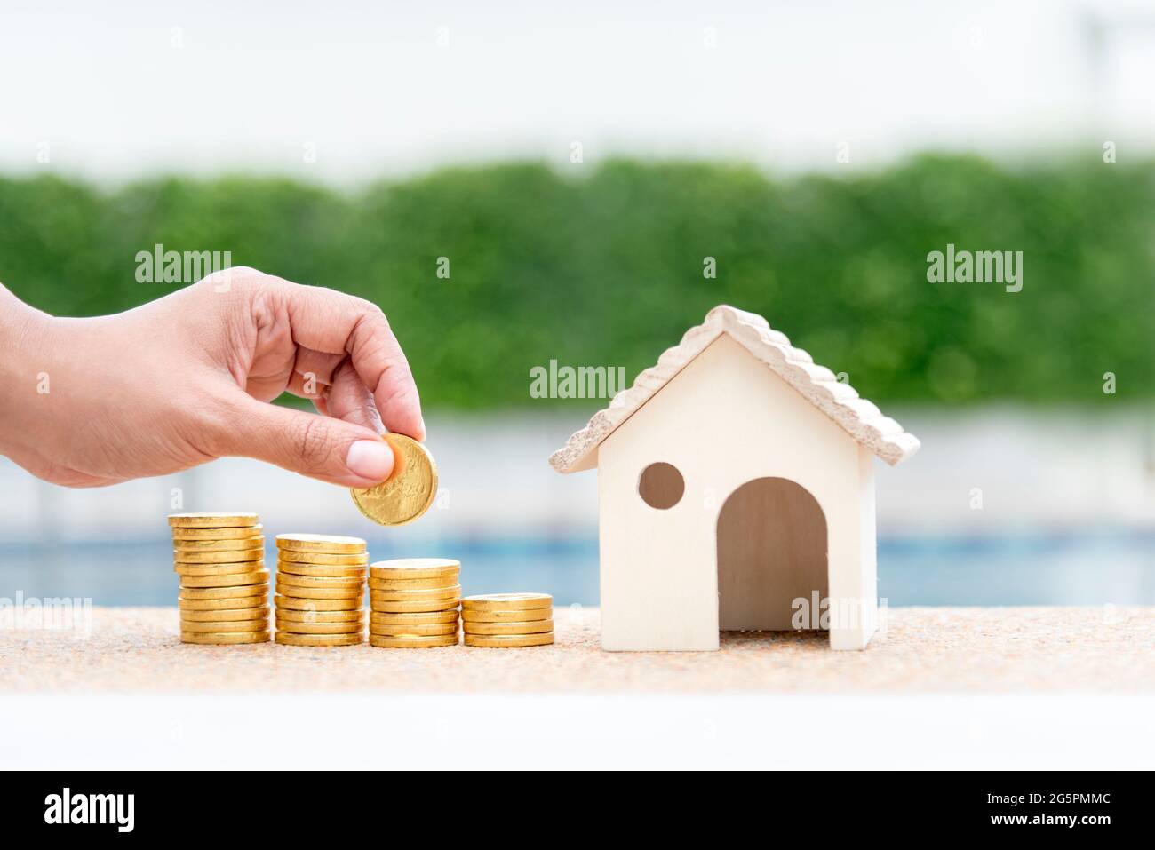 Investimento compri la proprietà domestica prestito ipotecario consiglio di vendita del bene di interesse del bene immobile con concetto di soldi dorati stack.Saving. Donna Foto Stock