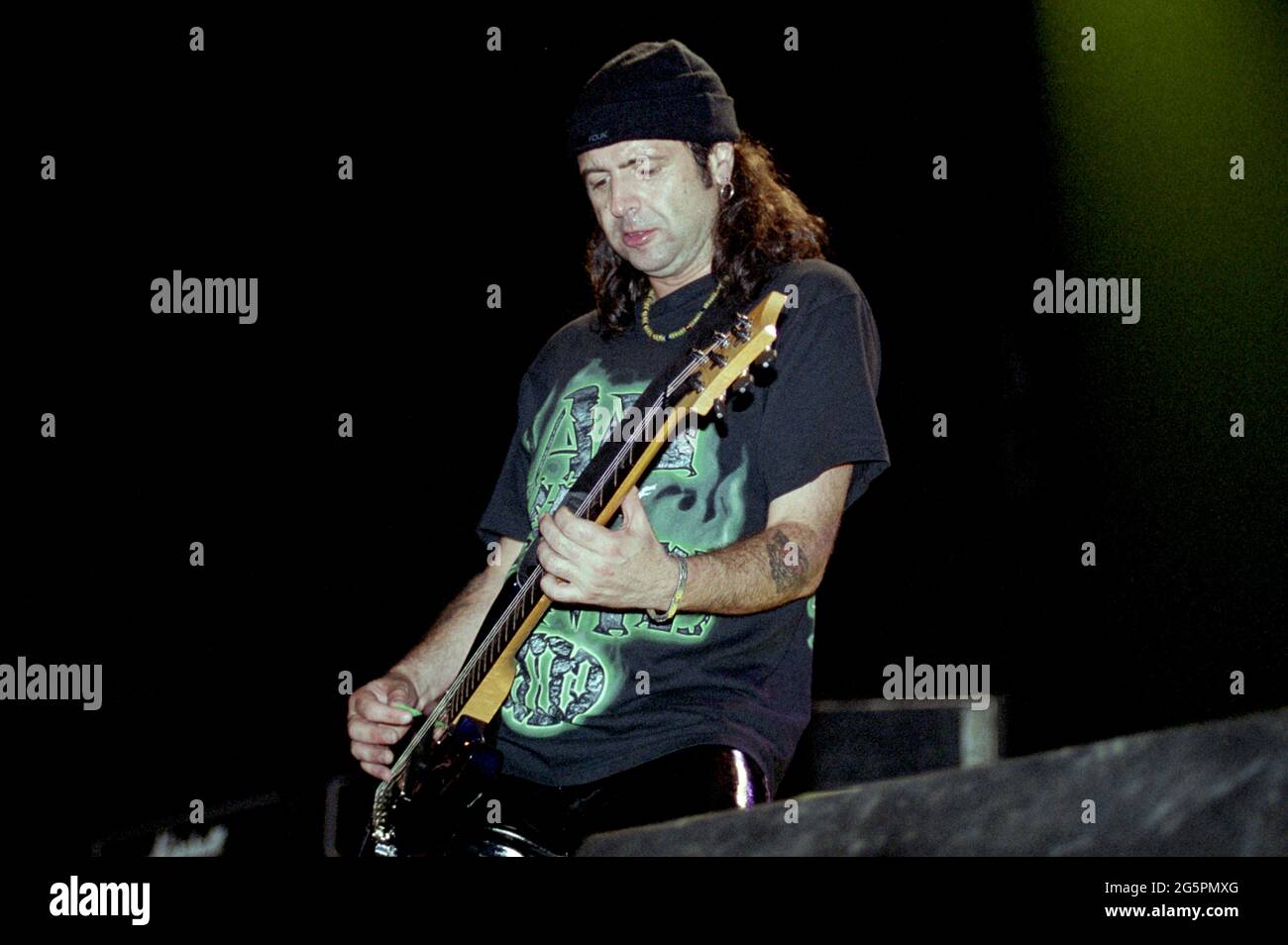 Italia Milano , 09 giugno 2001 'Gods of Metal 2001" al PalaVobis di Milano: Il chitarrista del Motorhead, Phil Campbell, durante il concerto Foto Stock