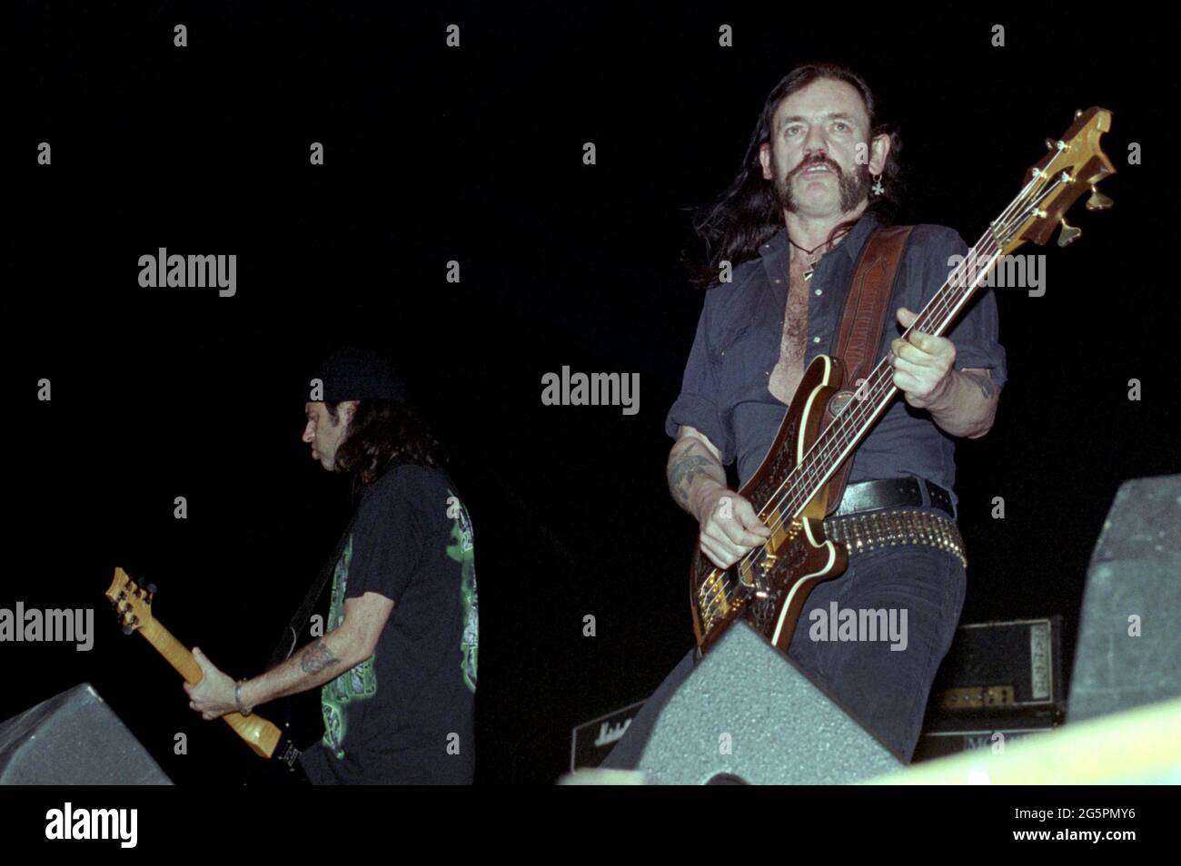 Italia Milano , 09 giugno 2001 'Gods of Metal 2001" al PalaVobis di Milano: Cantante e bassista di testa Lemmy Kilmister e il chitarrista Phil Campbell durante il concerto Foto Stock