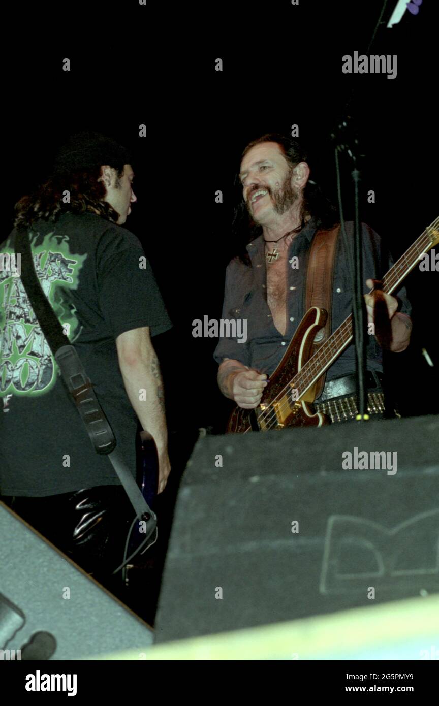 Italia Milano , 09 giugno 2001 'Gods of Metal 2001" al PalaVobis di Milano: Cantante e bassista di testa Lemmy Kilmister e il chitarrista Phil Campbell durante il concerto Foto Stock