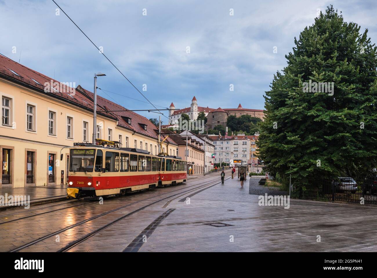 Bratislava retro Red Tram nel centro storico Foto Stock
