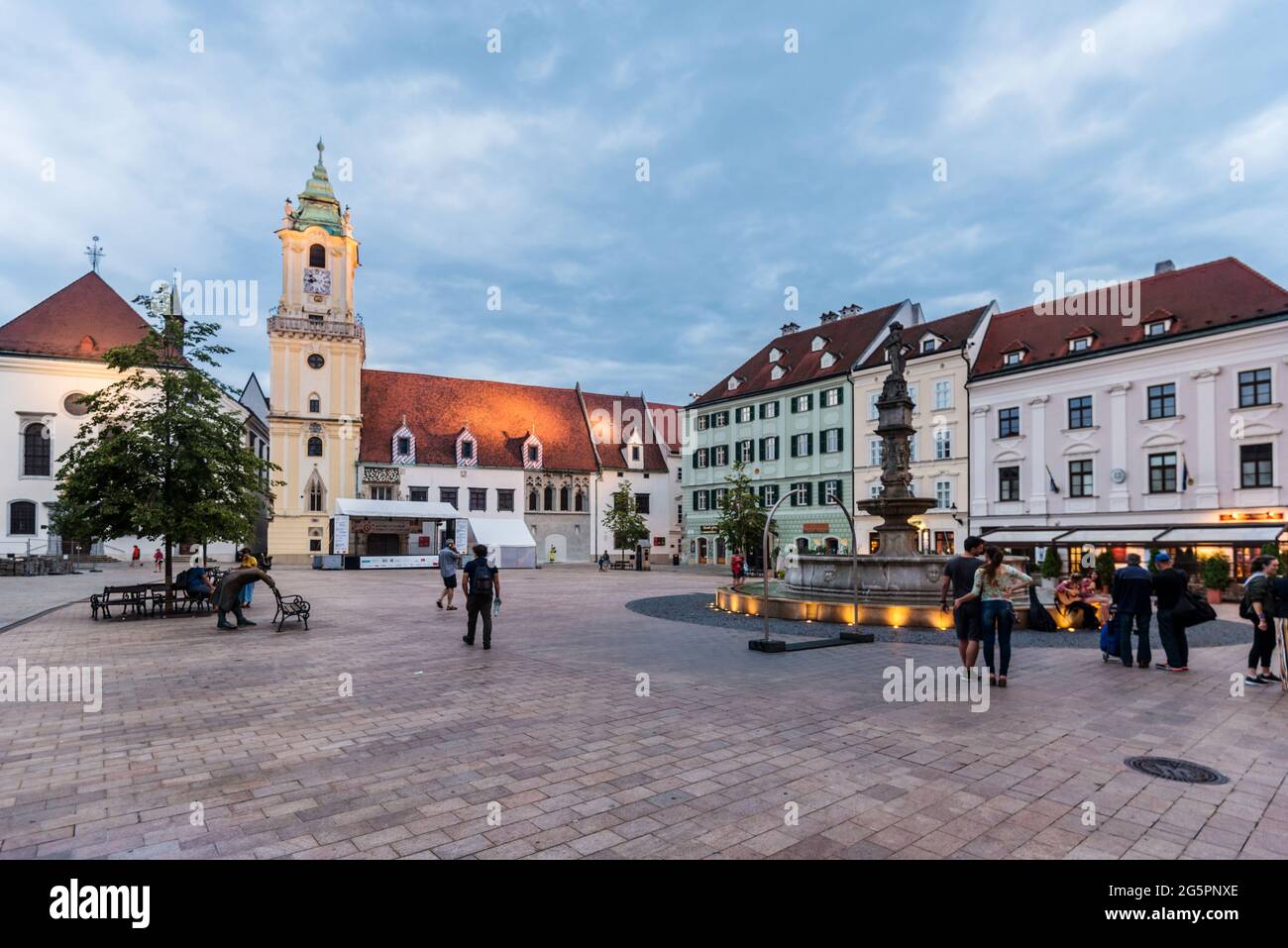 Città vecchia e municipio di Bratislava Foto Stock